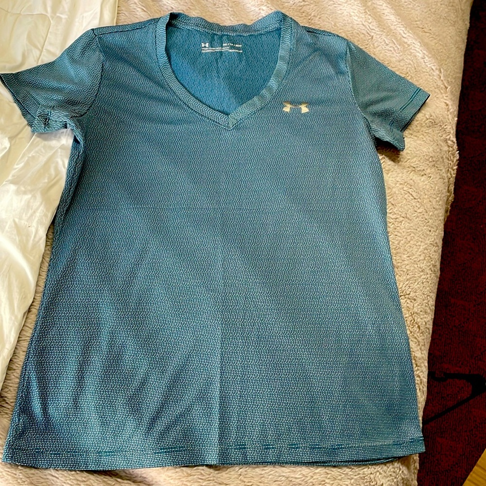 Women’s XS under armour heatgear tshirt. NWOT never worn!!
